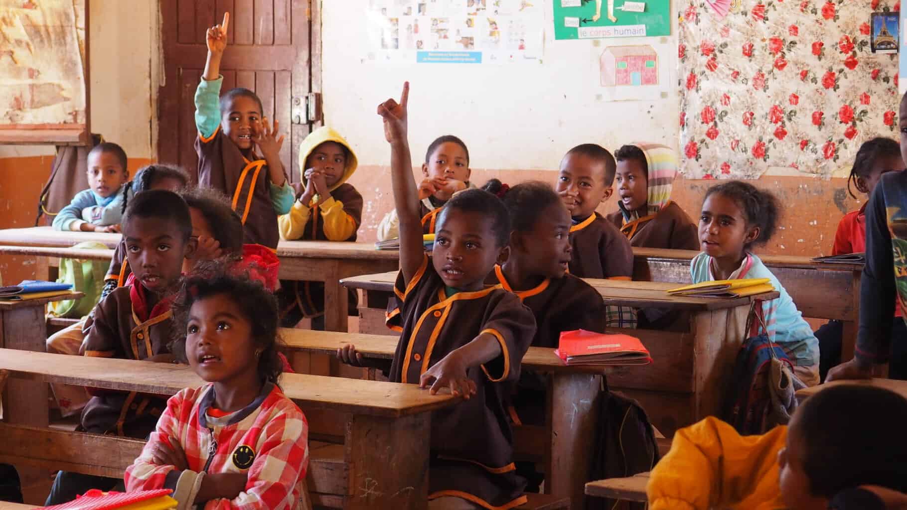 OLYMPUS DIGITAL CAMERA enfant qui leve la main en classe à madagascar