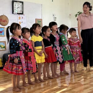 Promouvoir la qualité et l’inclusion de l’éducation de la petite enfance et de la parentalité au Vietnam_petites filles ecole