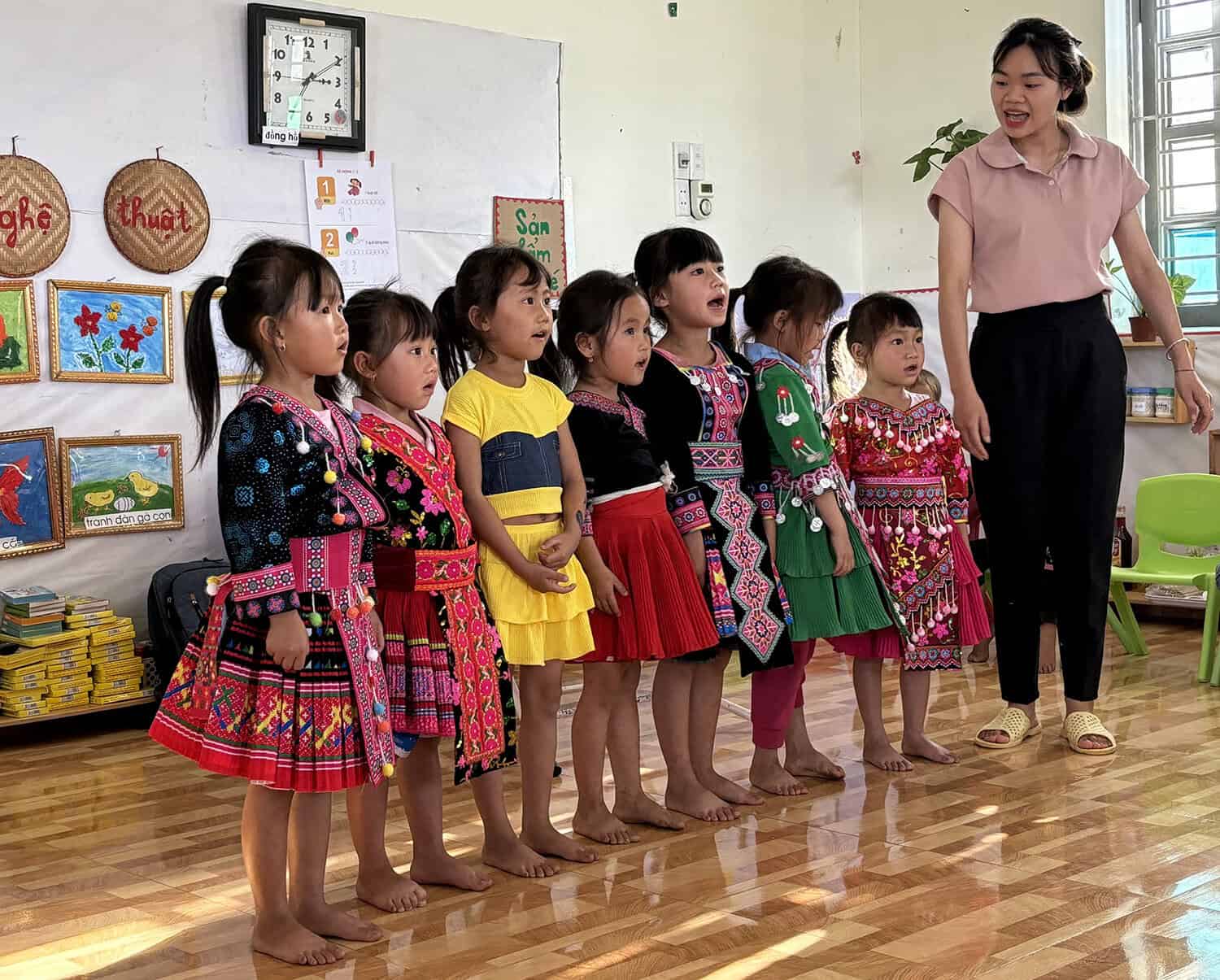 VietnamIEPPE3-Julie-Noyelle Promouvoir la qualité et l’inclusion de l’éducation de la petite enfance et de la parentalité au Vietnam_petites filles ecole