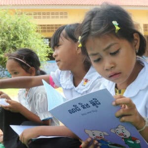 Cambodge: séance de lecture pour une jeune fille