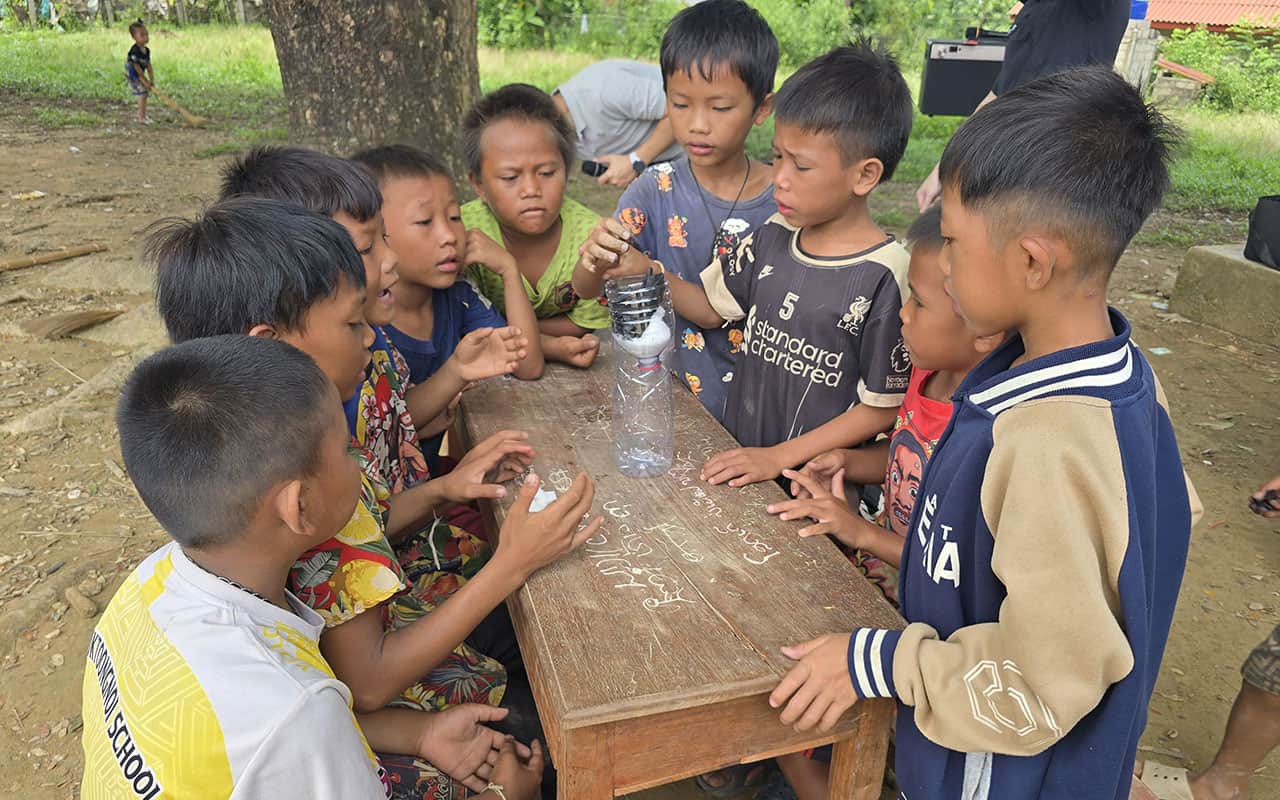 Atelier pratique en extérieur, Laos, 2025. © AE Laos