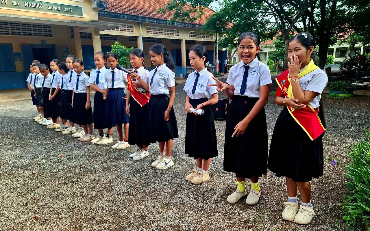 Les membres du Conseil des enfants dans la cour de l'école © AE Cambodge
