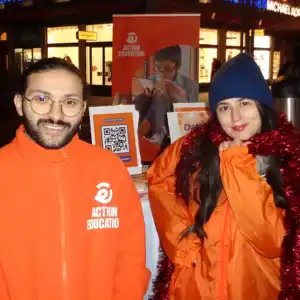 2 bénévoles sur notre stand dédié au droit à l'éducation